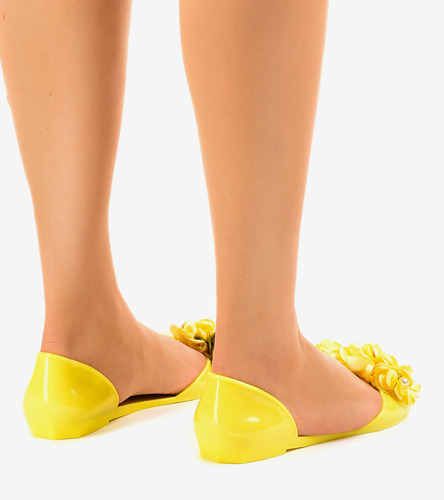 Žlté sandále s motýlikom a kvetmi AE20